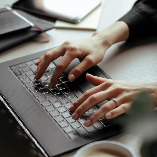 Mains sur un clavier d'ordinateur