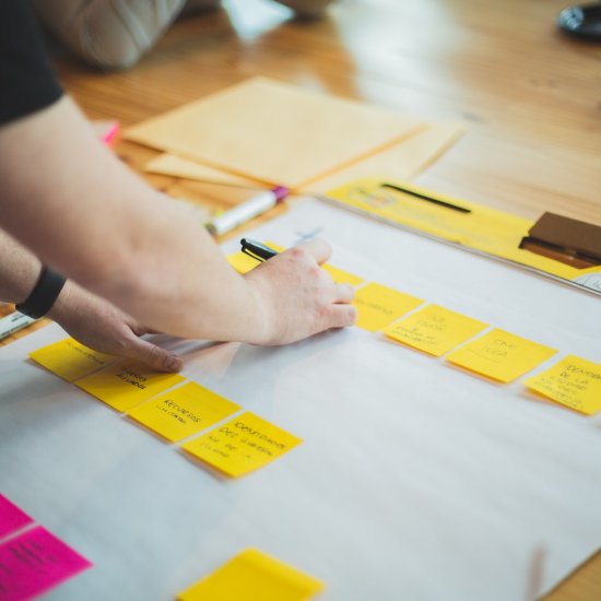 Bureau avec des post-it